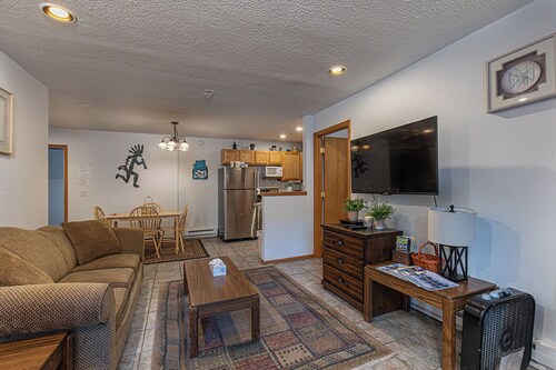 Budget-Friendly Purgatory Condo, Steps to Lift, Hot Tub, w/ Pool & Gym Access