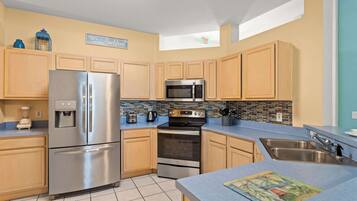 Rumah, Beberapa Tempat Tidur, akses ke kolam renang, pemandangan kolam renang (Poolside At Calabay) | Dapur pribadi | Lemari es, microwave, oven, dan mesin pencuci piring