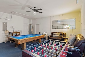 Ferienhaus, Mehrere Betten, Poolzugang, Poolblick (Poolside At Calabay) | Wohnzimmer