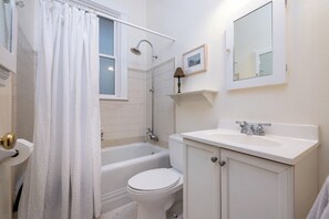 Hair dryer, towels, soap, toilet paper - Quiet Charming Upper Haight Condo (San Francisco)