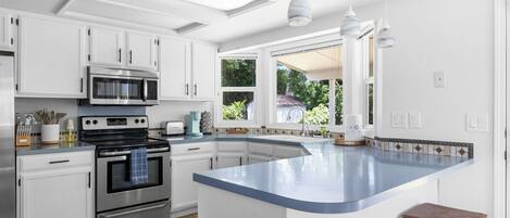 Refrigerador, microondas, horno, placa de cocina