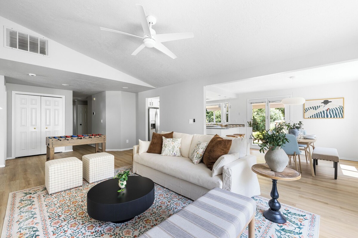 Perfect for Families & Pets, Garage Parking, Stylish Renovation, Sleeps 10