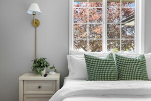 4 slaapkamers, een bureau, een strijkplank/strijkijzer, reisbedje