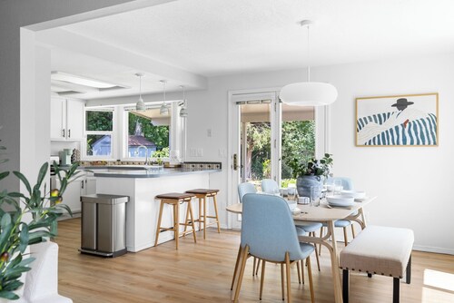 Perfect for Families & Pets, Garage Parking, Stylish Renovation, Sleeps 10