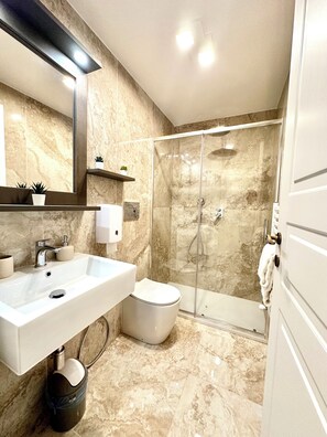 Standard Triple Room | Bathroom