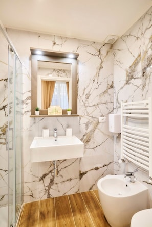 Superior-Doppelzimmer | Badezimmer | Dusche, Haartrockner, Handtücher, Seife