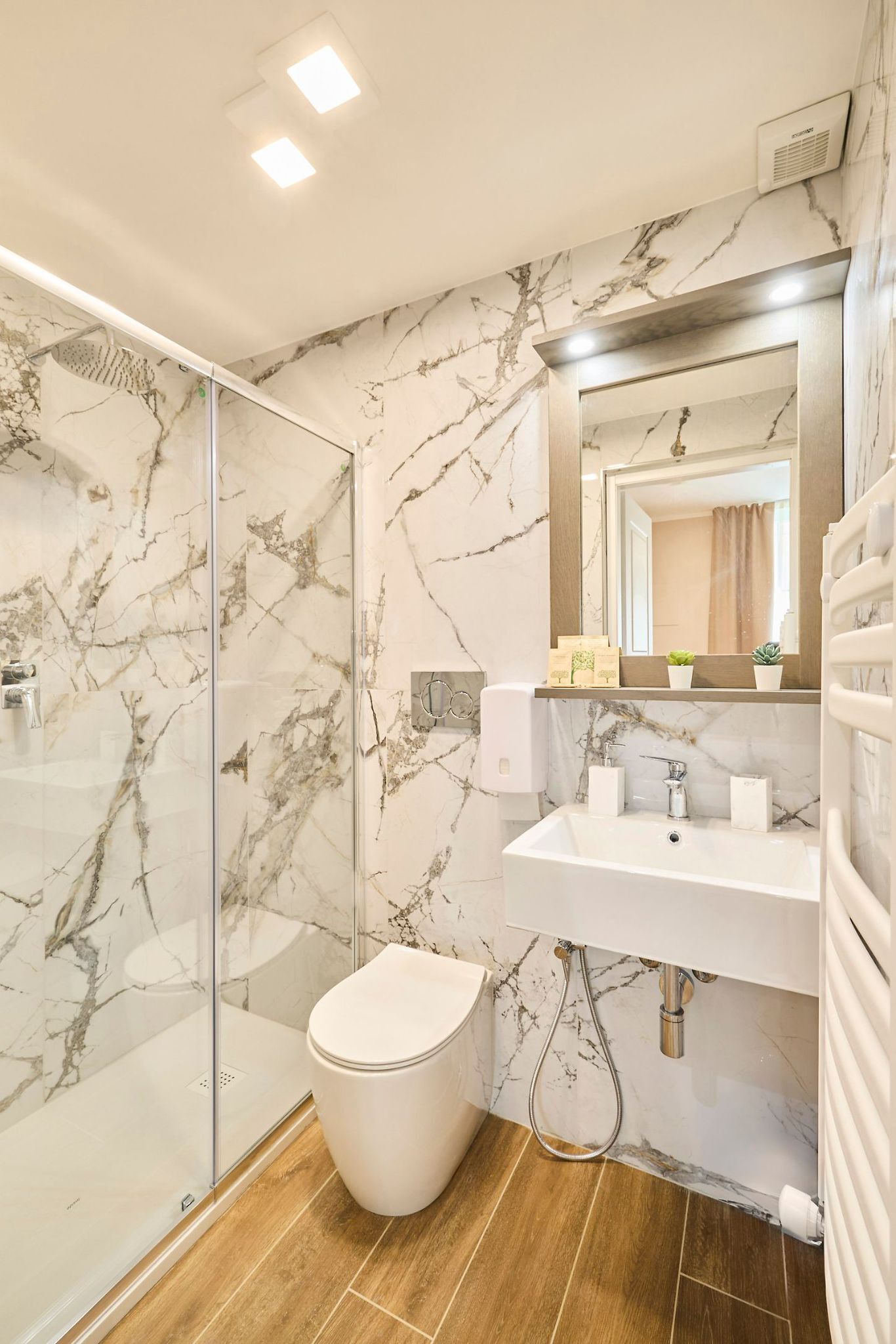 Basic-Doppelzimmer | Badezimmer | Dusche, Haartrockner, Handtücher, Seife