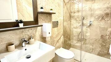 Standard-Dreibettzimmer | Badezimmer