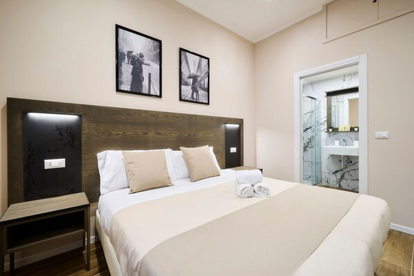 Superior Double Room | In-room safe, desk, blackout drapes, soundproofing - Clés De Florence  (Florence)