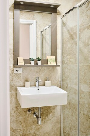 Chambre Double pour 1 personne, 1 lit double | Salle de bain | Douche, sèche-cheveux, serviettes fournies, savon