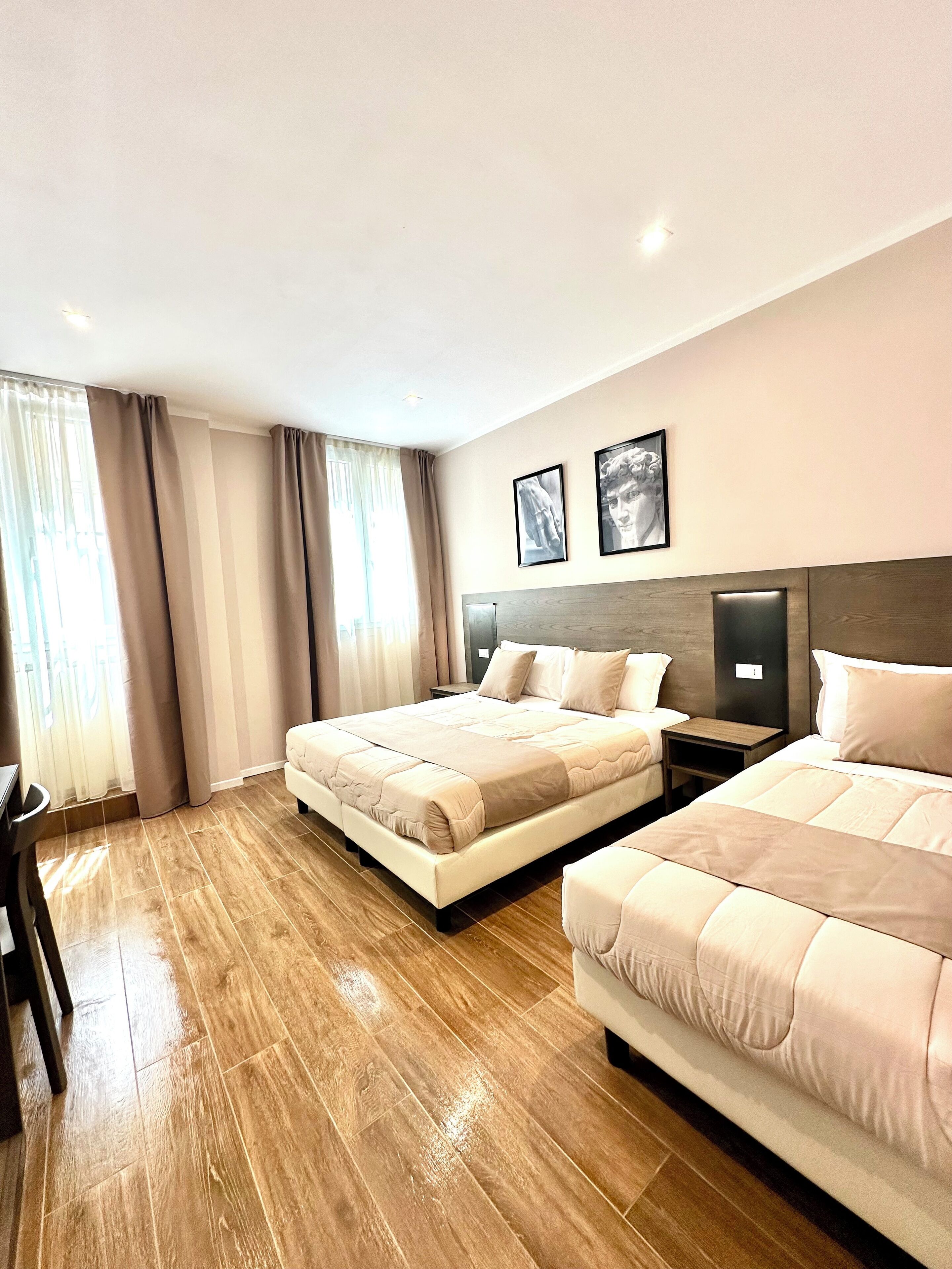 Standard-Dreibettzimmer | Zimmersafe, Schreibtisch, Verdunkelungsvorhänge, schallisolierte Zimmer