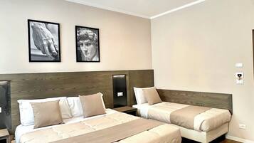 Tripla Standard | Una cassaforte in camera, una scrivania, tende oscuranti