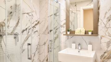 Superior-Doppelzimmer | Badezimmer | Dusche, Haartrockner, Handtücher, Seife