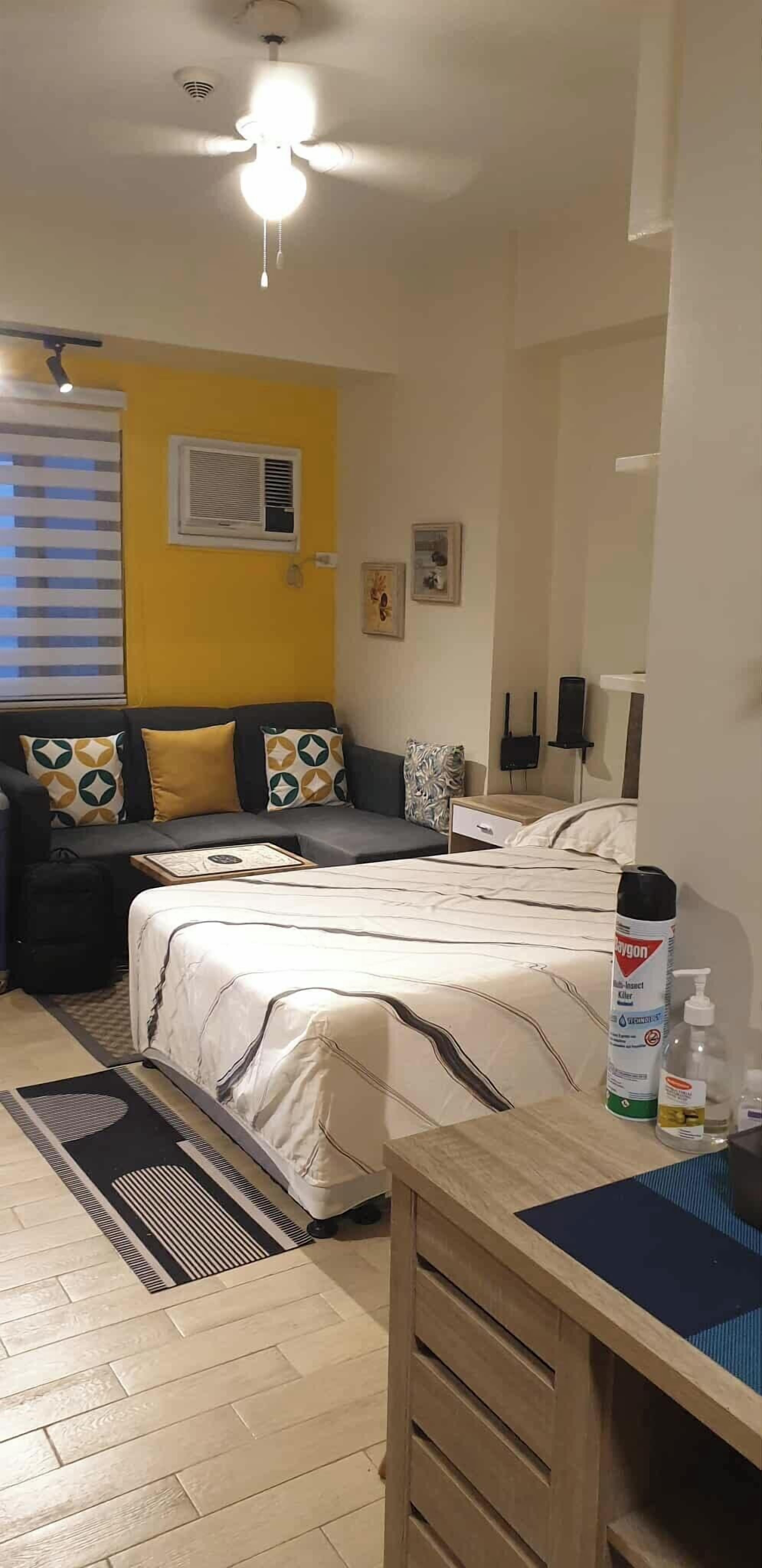 書桌、筆電工作空間