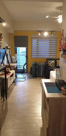 Escritorio y espacio para trabajar con laptop