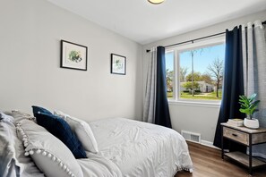 3 bedrooms, iron/ironing board, free WiFi, bed sheets - Lovely 3 BR Home w/ Backyard - Sleeps 6 (Royal Oak)