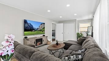 Smart TV, fireplace