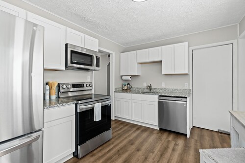 Lovely 3 BR Home w/ Backyard - Sleeps 6