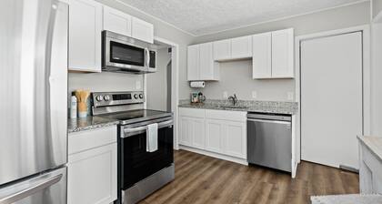 Lovely 3 BR Home w/ Backyard - Sleeps 6