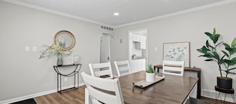 Lovely 3 BR Home w/ Backyard - Sleeps 6