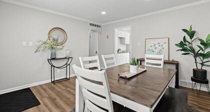 Lovely 3 BR Home w/ Backyard - Sleeps 6