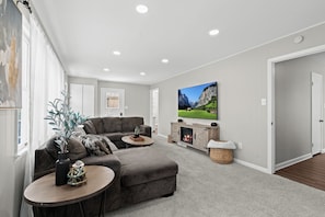 Smart TV, fireplace