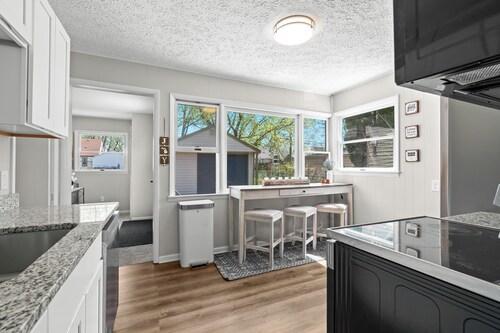 Lovely 3 BR Home w/ Backyard - Sleeps 6