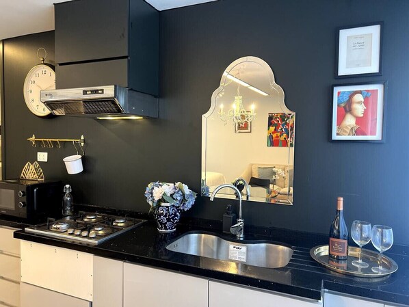 Fridge, microwave, stovetop, coffee/tea maker - Ohl House Boutique Home Stay, Providencia (Providencia)