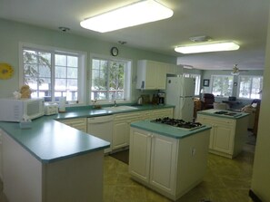 Private kitchen - Family Fun, Seclusion, and Adventure
You'll find it at Kingfisher Cove! (Kootenay Boundary E / West Bo*)