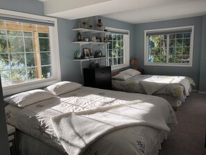 5 bedrooms, iron/ironing board, WiFi - Family Fun, Seclusion, and Adventure
You'll find it at Kingfisher Cove! (Kootenay Boundary E / West Bo*)