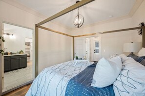 4 bedrooms, desk, iron/ironing board, WiFi