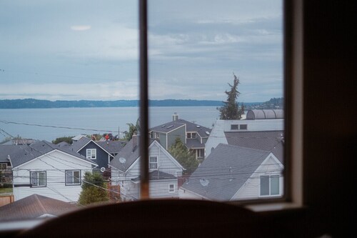 Water views Cozy Victorian Top Duplex Unit