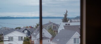 Water views Cozy Victorian Top Duplex Unit