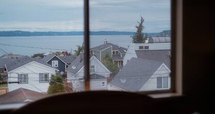 Water views Cozy Victorian Top Duplex Unit