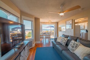 TV connectée, livres, écrans d'ordinateur