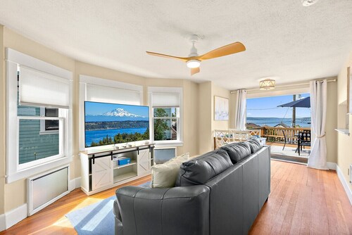 Bo's Old Tacoma Victorian Main Floor Duplex Unit