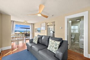 TV connectée, livres, écrans d'ordinateur