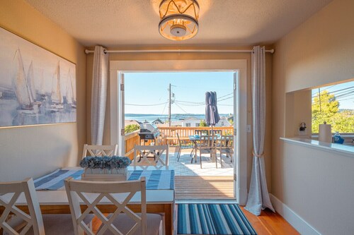 Bo`s Old Tacoma Victorian Charm | Water views
