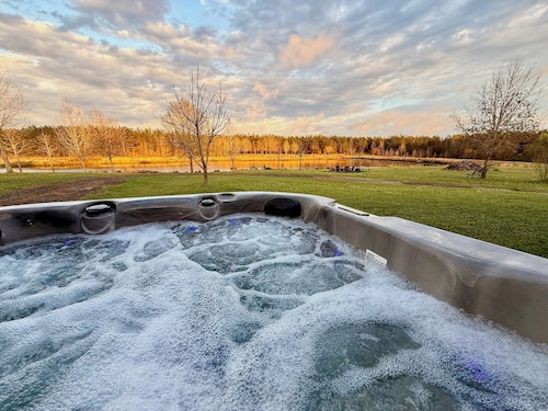 Private 300-Acre East Texas Retreat — Hot Tub, Stocked Pond, Total Seclusion