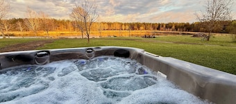 Private 300-Acre East Texas Retreat — Hot Tub, Stocked Pond, Total Seclusion