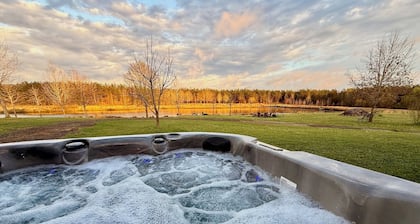 Private 300-Acre East Texas Retreat — Hot Tub, Stocked Pond, Total Seclusion