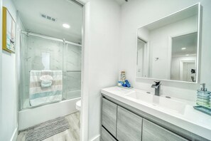 Haartrockner, Handtücher, Seife, Toilettenpapier