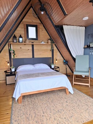 Tabla de planchar con plancha, wifi y ropa de cama