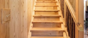 Very private and peaceful Arbutus cottage in Yellow Point.