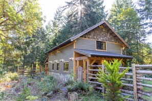 Exterior - Very private and peaceful Arbutus cottage in Yellow Point. (Ladysmith)
