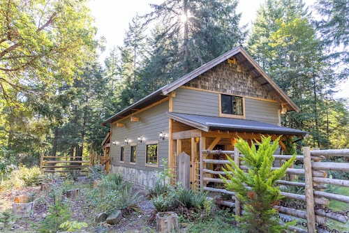 Very private and peaceful Arbutus cottage in Yellow Point.