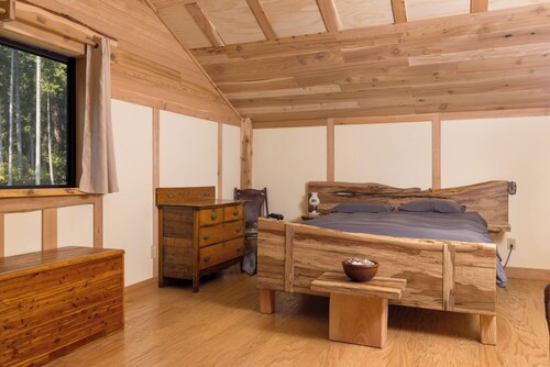 Very private and peaceful Arbutus cottage in Yellow Point.