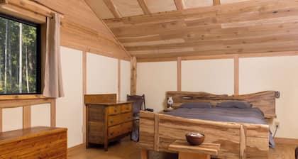 Very private and peaceful Arbutus cottage in Yellow Point.