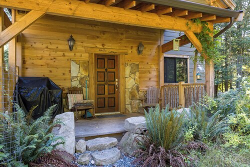 Very private and peaceful Arbutus cottage in Yellow Point.