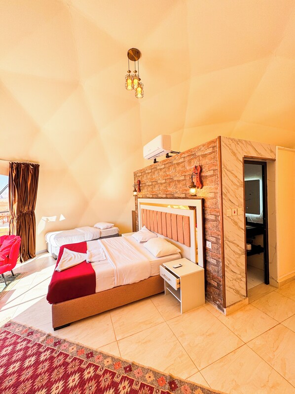 Luxury Triple Room, Balcony, Mountain View | Blackout drapes, soundproofing, WiFi (free) - Rum Angel camp (Wadi Rum)